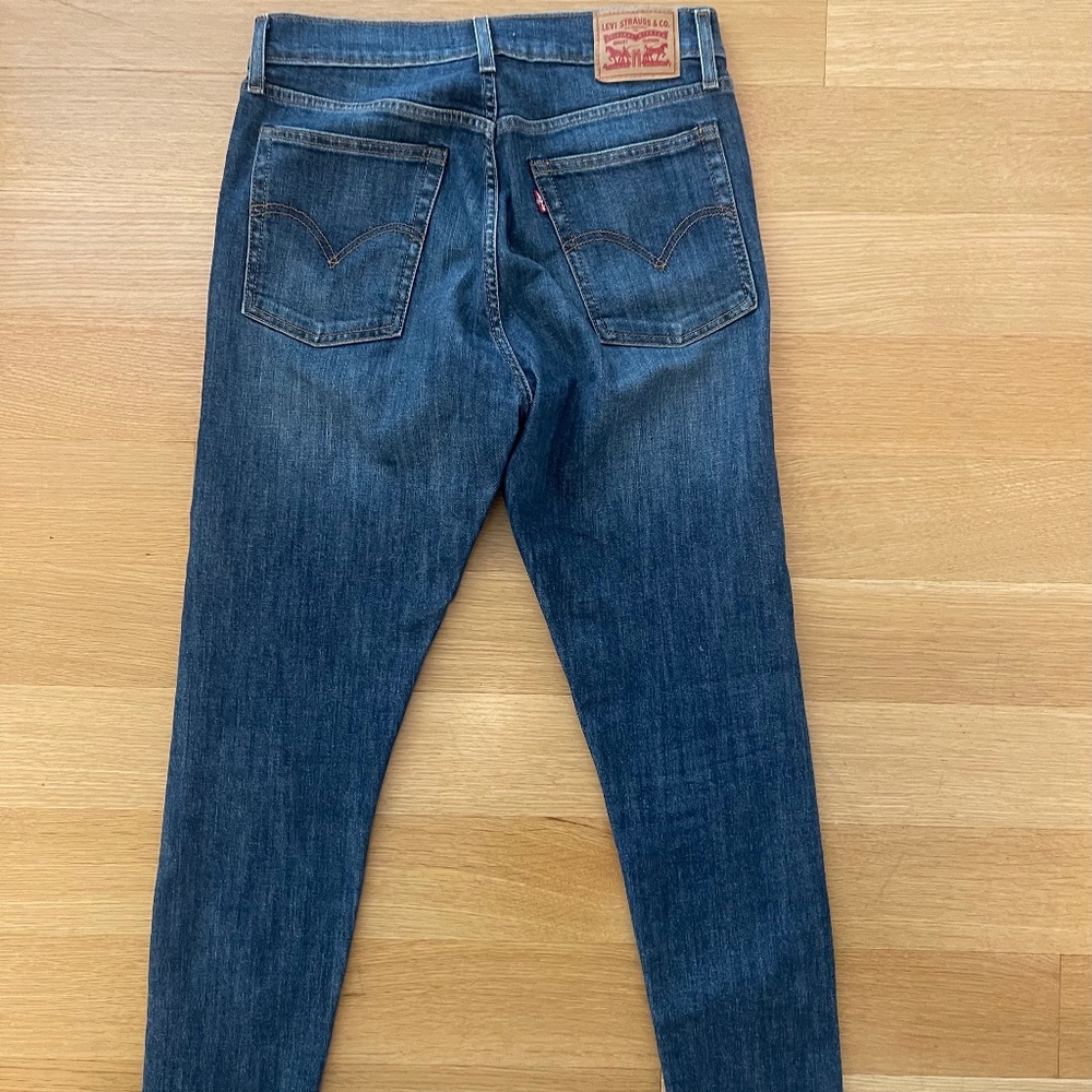Levi Wedgie Skinny in size 29